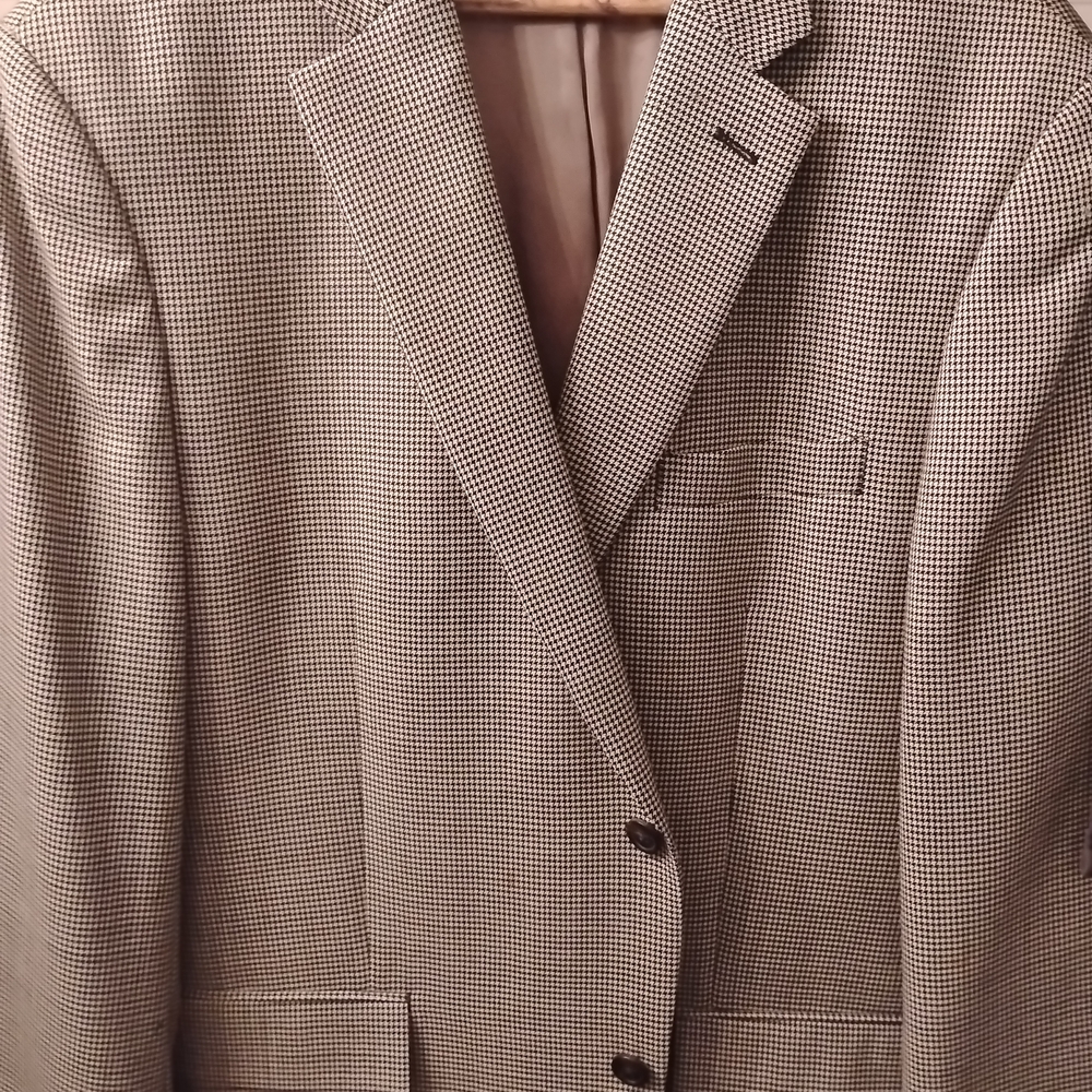 American Living 44R sport coat in 100% wool with a black and cream houndstooth